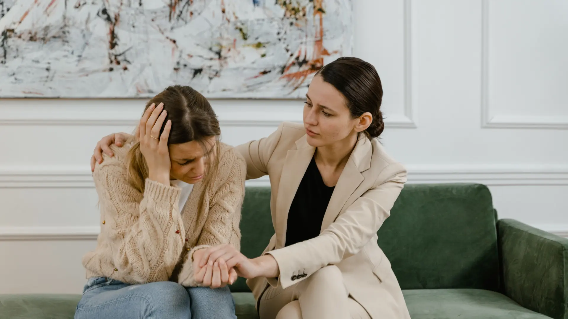 Psychologist providing emotional support for personality disorders treatment in Dubai