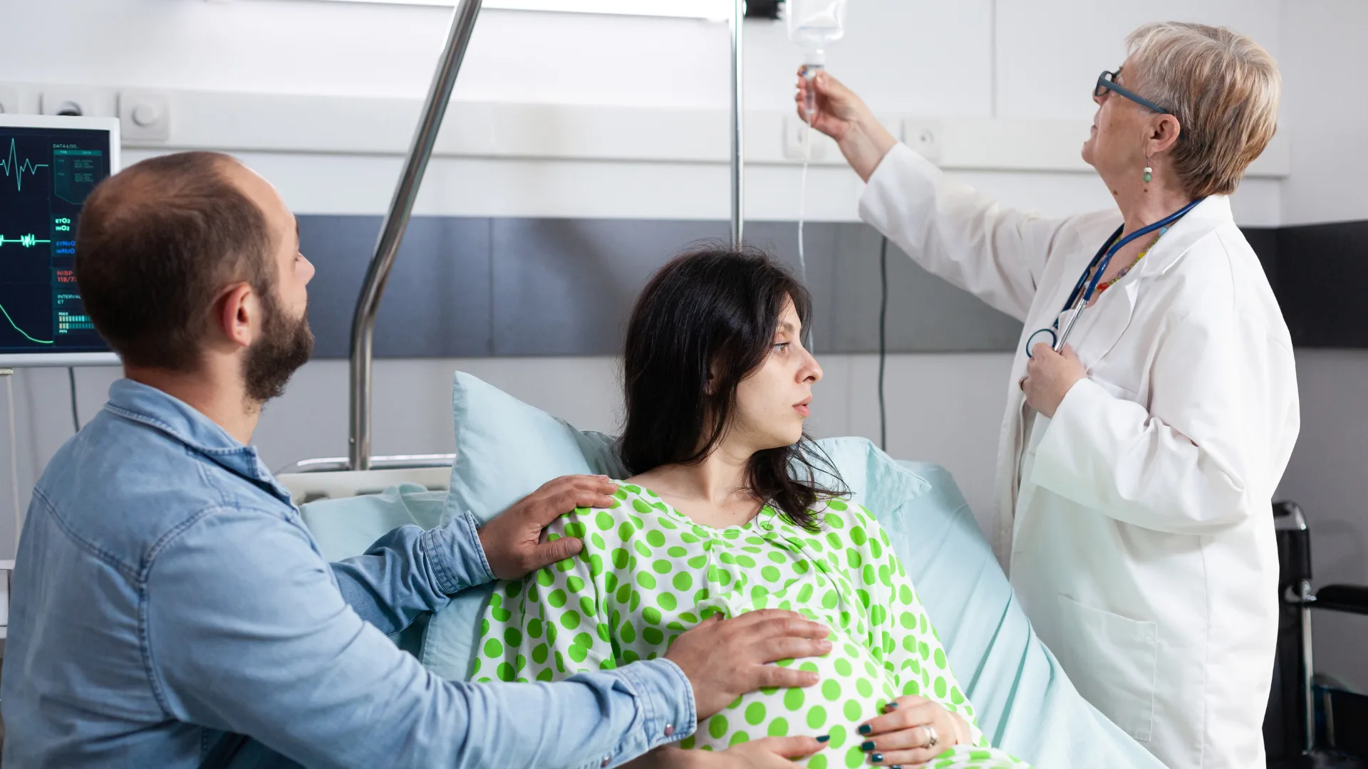 Fertility specialist discussing IVF treatment and blastocyst transfer options with a patient in Dubai.